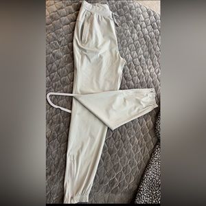 Men’s Surge Joggers shorter size small Silver Drop